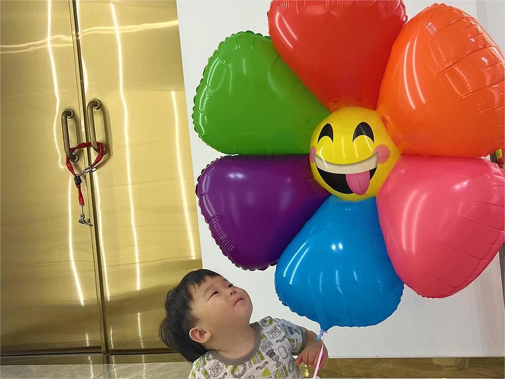Ballons colorés de sourire de fleur